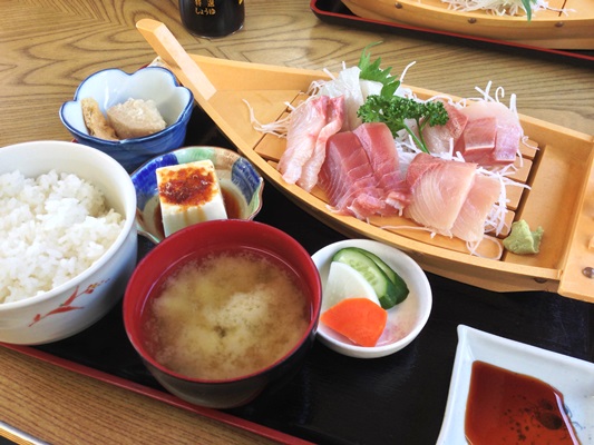 宇佐美駅の近くで朝から営業している食堂