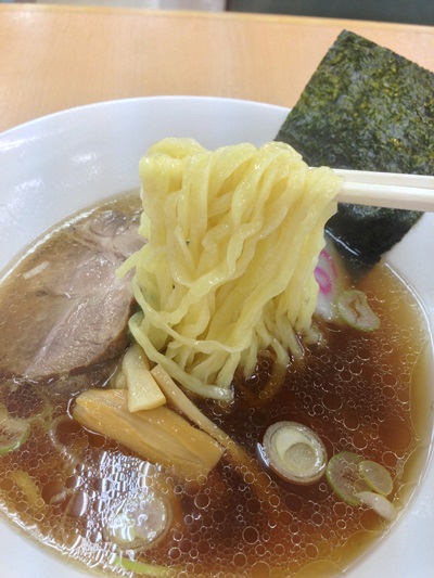竹を使って麺をうつ佐野ラーメン