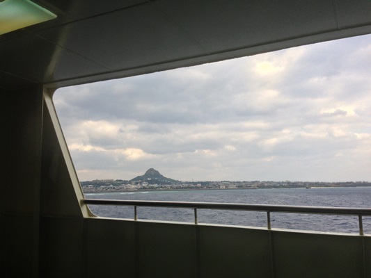 伊江島にフェリーで移動