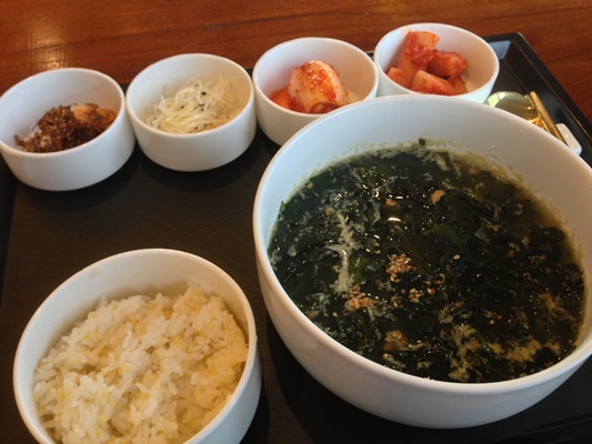 朝食は雲丹と鮑のスープ