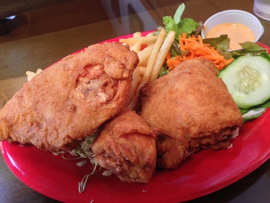 ランチはボルケーノビレッジでフライドチキン