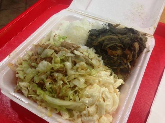 夕食は空港近くのプレートランチ屋で