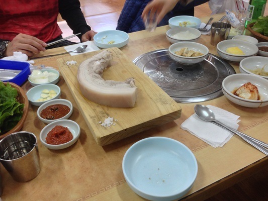 チェジュ名物の蒸し豚料理のトンベコギ