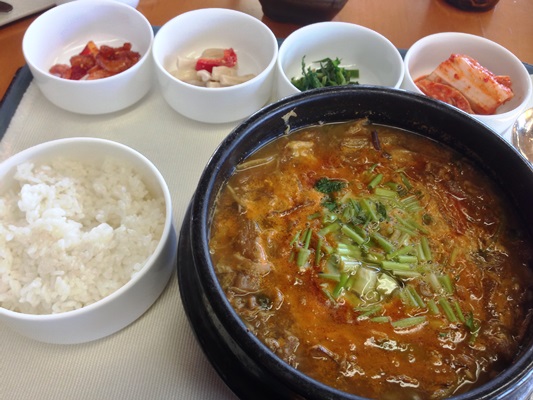 朝食はユッケジャン定食