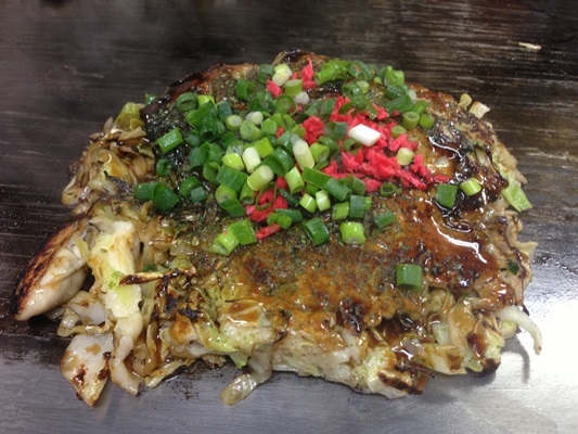日生名物のカキオコ（牡蠣のお好み焼き）