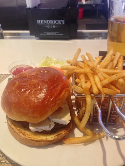 ロサンゼルス空港でステーキハウスのハンバーガー