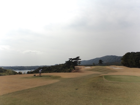 英虞湾と横山の緑に囲まれた景勝地に造られたコース