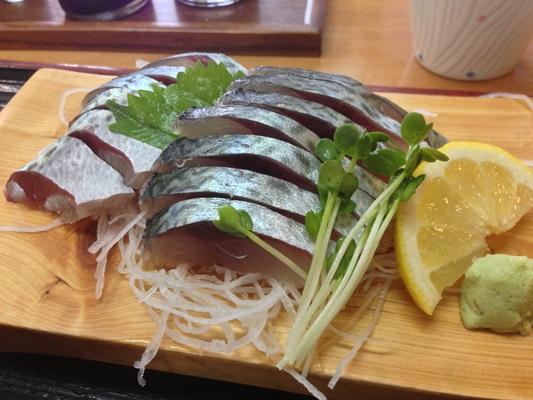 鹿児島中央卸売市場の場内で首折れサバを朝食に