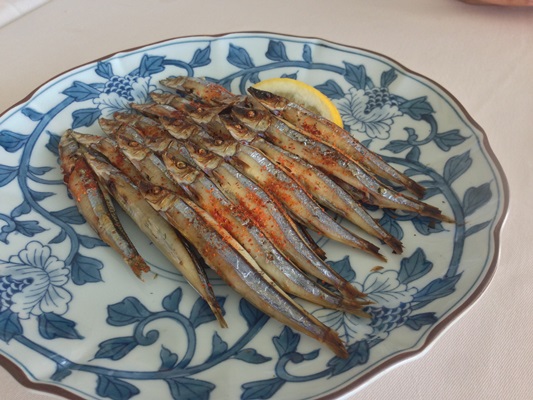 きびなごの一味焼きと黒豚の生姜焼きを白露の焼酎で