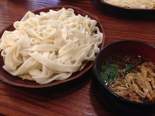 冷たいほうとうの「おざら」を発祥の店で