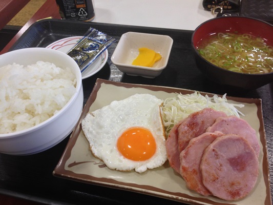 朝食は岐阜の明宝ハムを使用した定食を