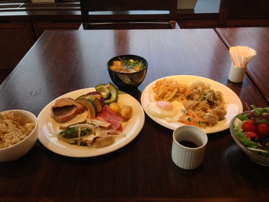 ホテルで沖縄料理の朝食を