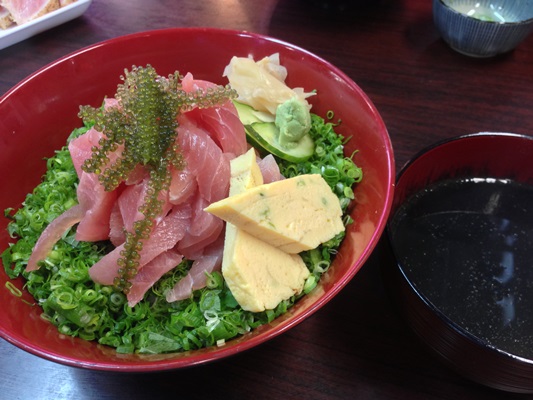 朝食は漁港の市場でまぐろ賄い丼
