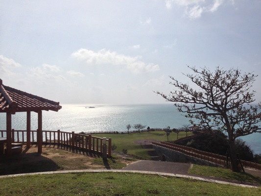 神の島「久高島」を一望できる岬