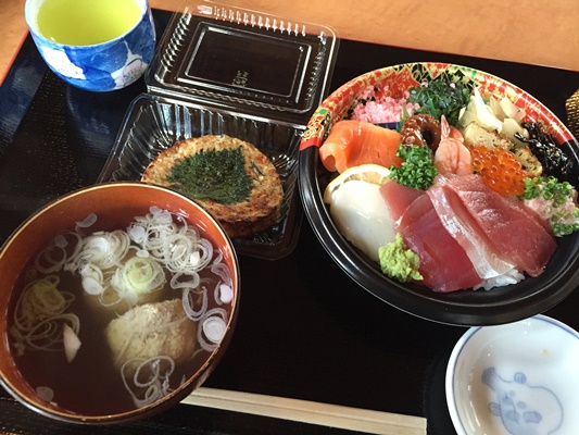 朝食は海鮮丼、さんが焼き、鰯のつみれ汁