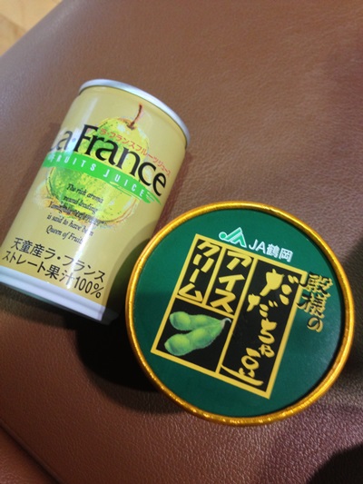 湯上りにラ・フランスジュースとだだちゃ豆のアイスクリーム