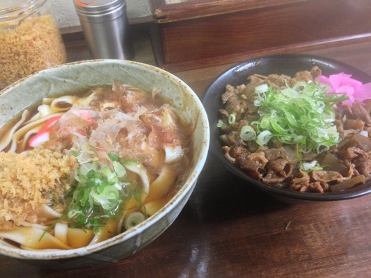 朝食は柳橋中央市場で肉丼ときしめんを