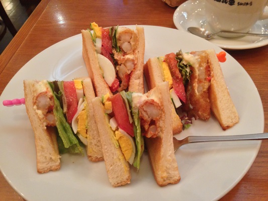 朝食はサクサクな海老フライサンド