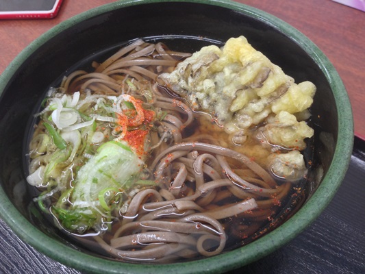 朝食は昇竜まいたけそばと焼き鯖押し寿司