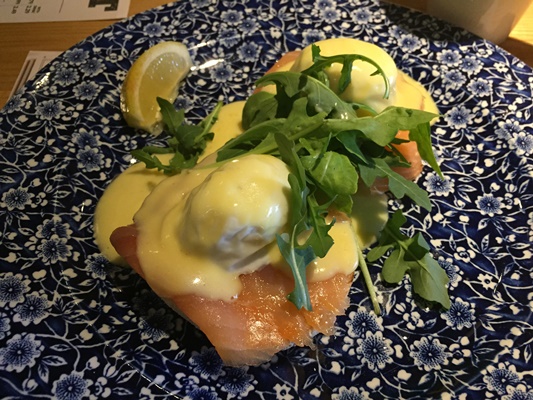 朝食はイギリス全土に展開するパブの系列店でエッグロイヤル