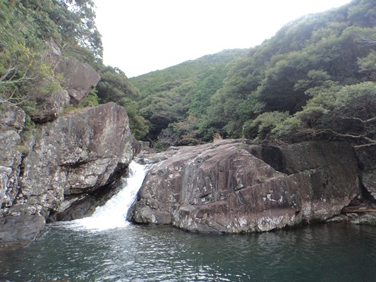 水が岩に当たりドンドンと太鼓を打つような音がなる滝