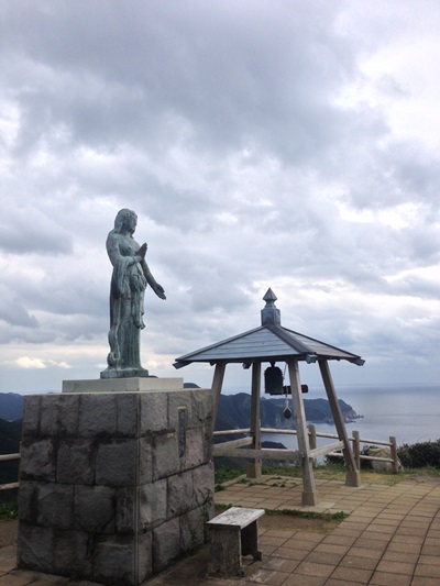 大瀬崎を見下ろしている女神像