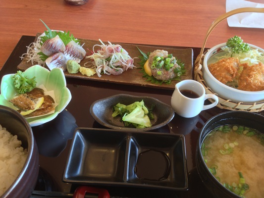 ランチは地元館山で獲れた鯵づくし定食