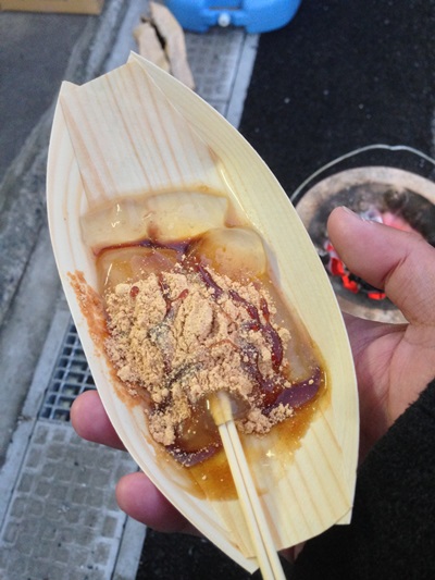勝浦朝市のトロトロわらび餅