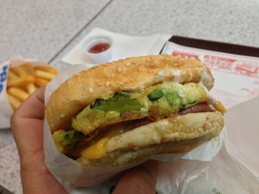 沖縄のご当地バーガー「ぬーやるバーガー」