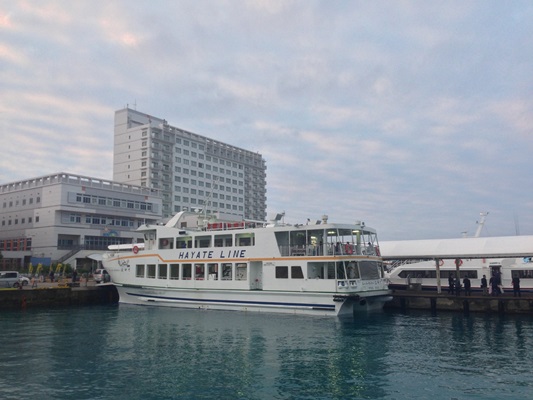 伊良部島にカーフェリーで移動