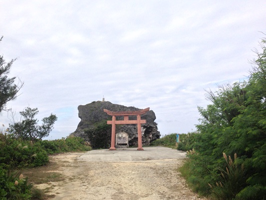 津波で打ち上げられた巨大な岩