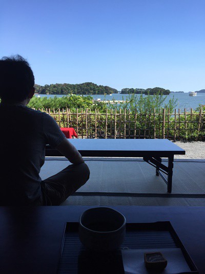 お茶をいただきながら松島の素晴らしい景色を眺める