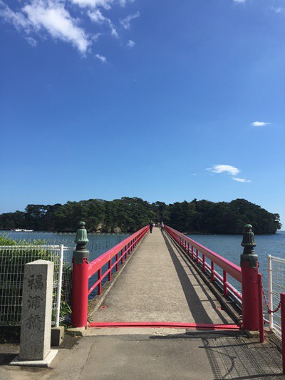 松島海岸に浮かぶ朱塗りの橋で渡る島