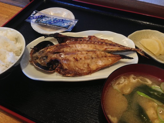 朝食はアジの開き定食