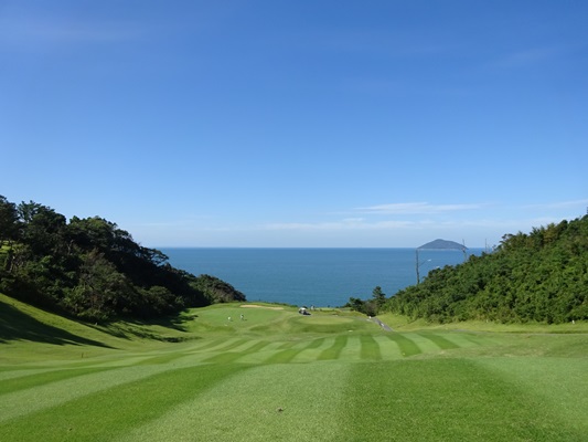 玄海国定公園の海と山に囲まれたシーサイドコース