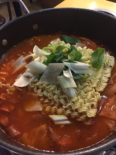 牛骨の出汁が出ているプデチゲ