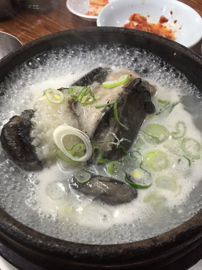 烏骨鶏を使った黒い参鶏湯のオゴルゲタン