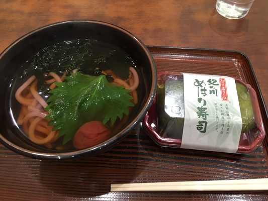 和歌山の名産の梅を使った梅うどんとめはり寿司