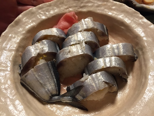 和歌山名物の秋刀魚寿司を尾崎酒造の太平洋と那智の滝で