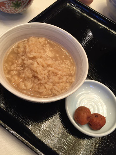 朝食は紀州名物の茶粥と紀州の梅干しで