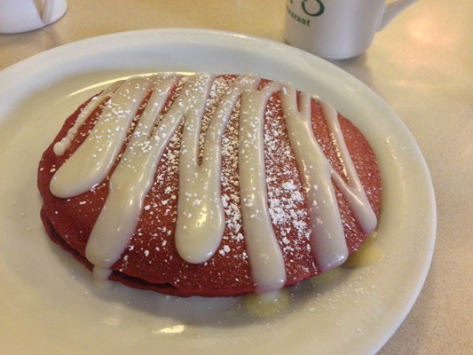 朝食はレッドベルベットパンケーキ