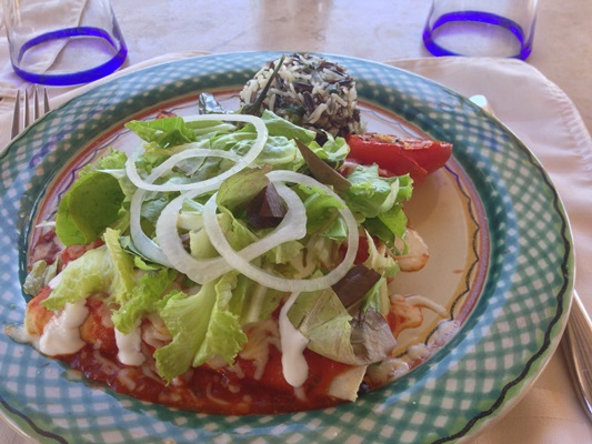 エンチラーダをメキシコのビール、パシフィコで