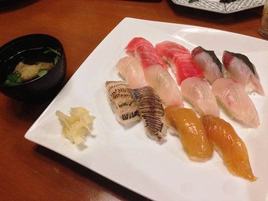 夕食は夕日を眺めながら島の魚とあしたばを