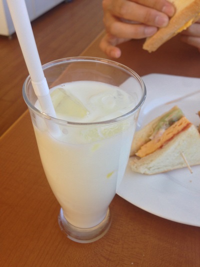 旅の締めは空港で大島牛乳
