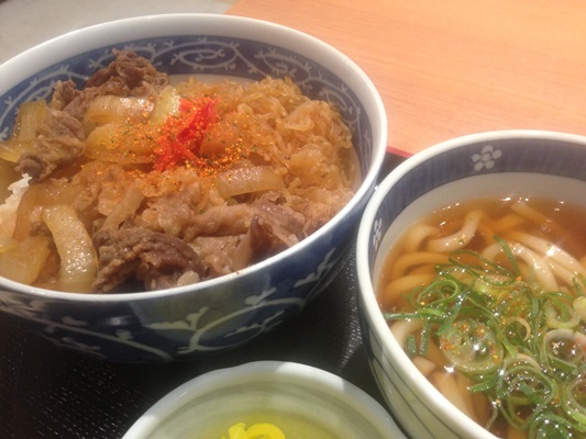 松阪牛の牛丼で始まり、近江牛のすき焼き丼で締める