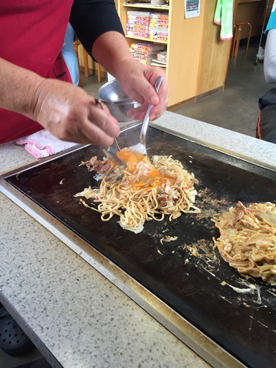 焼きそばを生卵だけでお好み焼き状に固めた、せち焼