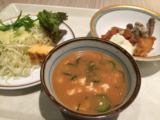 朝食はホテルで冷や汁を