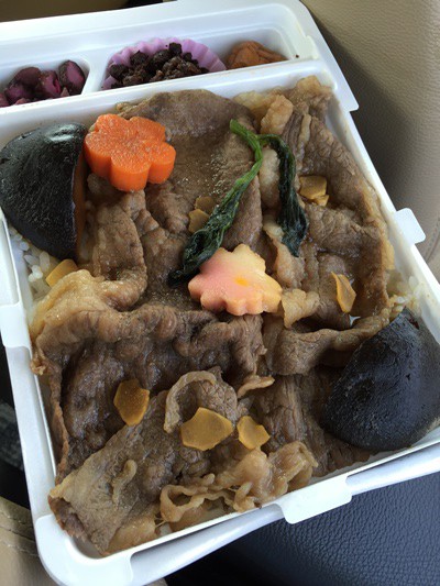 松阪牛を使用したすき焼きのアツアツ駅弁