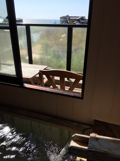 部屋から海が見える温泉付きの宿
