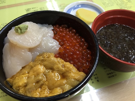 朝食は函館朝市で元祖巴丼